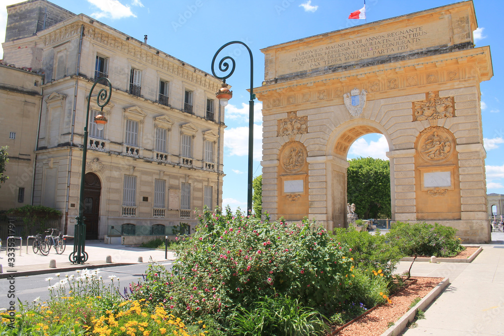 Obraz premium The famous Triumphal arch, monument in the historic center of Montpellier city, France