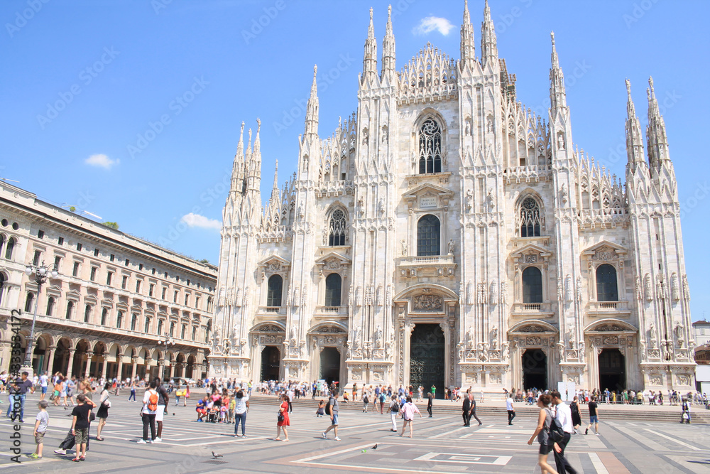 Fototapeta premium Piazza del Duomo, główny plac Mediolanu i Bazylika Katedralna Narodzenia Najświętszej Marii Panny, największa gotycka katedra na świecie, Lombardia, Włochy