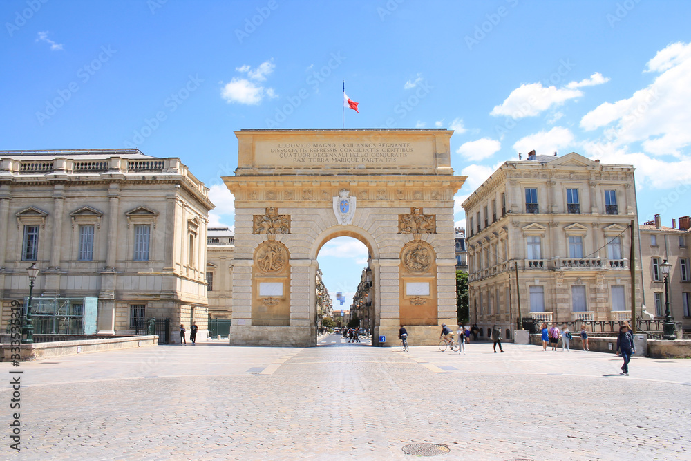 Φωτογραφία Triumphal arch of Montpellier, a copy of the gates of Paris, France