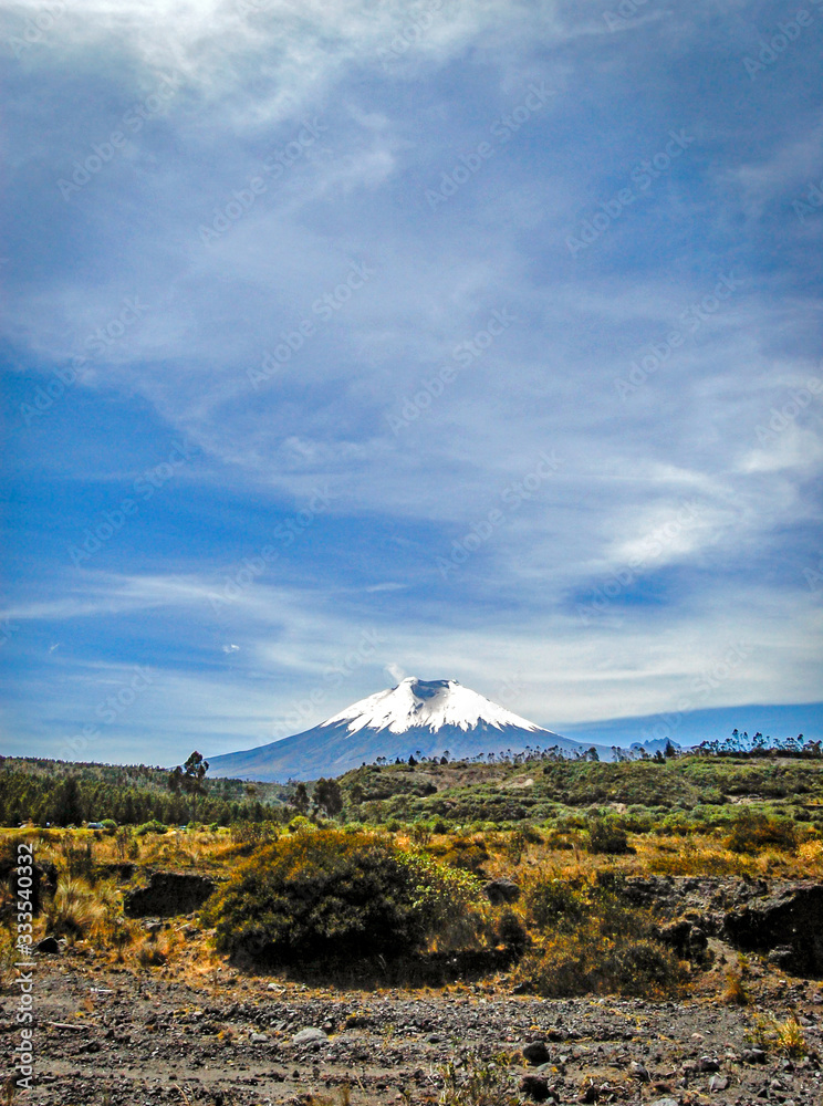 Φωτογραφία View of the Cotopaxi volcano from the Cotopaxi National Park, on a sunny morning