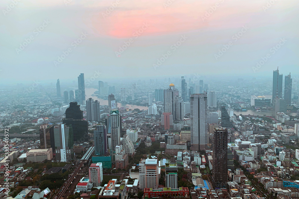 Fototapeta premium widok na Bangkok z tarasu widokowego wczesnym rankiem