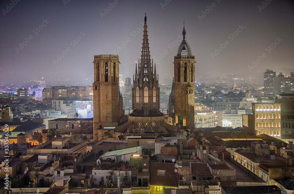Paisaje urbano de Barcelona por la noche con las torres de la catedral.