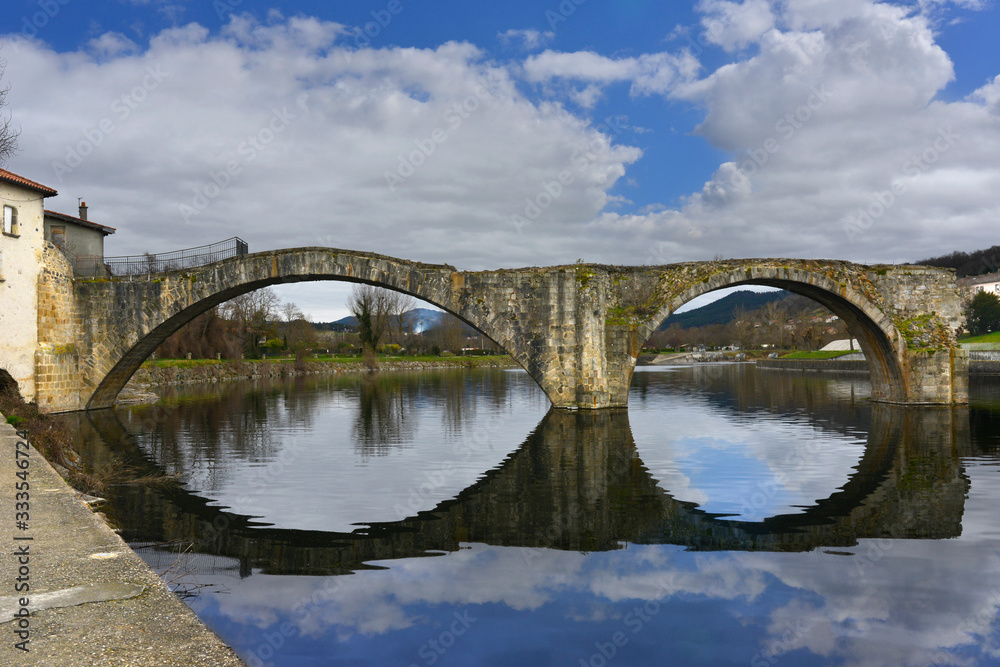 Fototapeta premium Le pont vieux cassé à lunettes à Brive-Charensac (43700), département de la Haute-Loire en région Auvergne-Rhône-Alpes, France