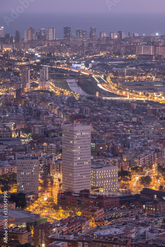 Vista a  rea de la ciudad de Barcelona al amanecer. 