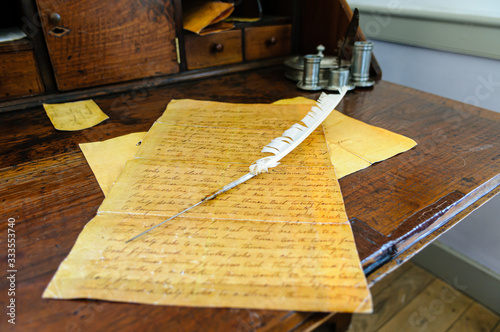Tableau sur toile Document on a writing desk with an ink quill