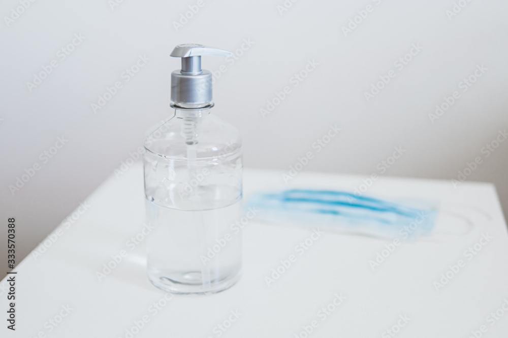 Kit para combater o coronavirus: álcool em gel e máscara na mesa de cabeceira. Kit para combater o coronavirus: álcool em gel e máscara na mesa de cabeceira.