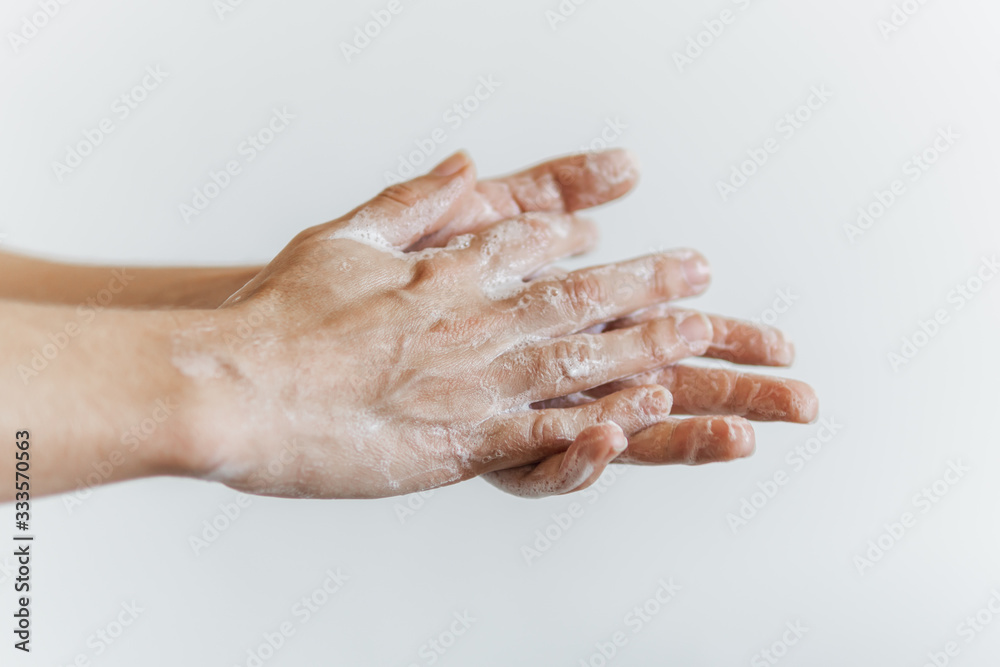 Detalhe de mãos femininas com espuma de sabonete. Lavar as mãos para combater o coronavírus. Detalhe de mãos femininas com espuma de sabonete. Lavar as mãos para combater o coronavírus.