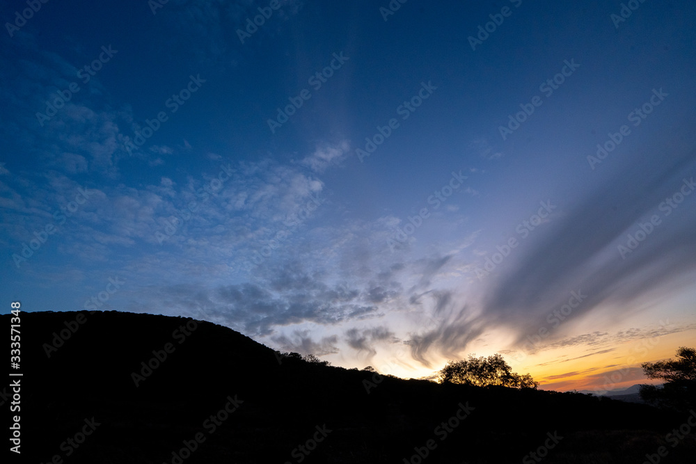 Montaña con sunset de fondo