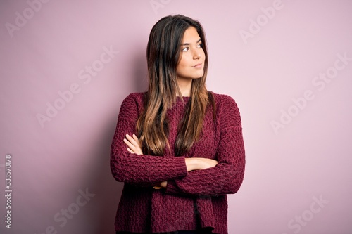 Canvastavla Young beautiful girl wearing casual sweater over isolated pink background lookin