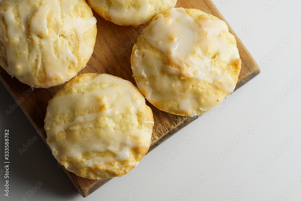 Lemon muffins with lemon glaze