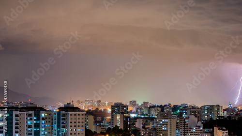 Imagens da chegada de uma tempestade com raios e chuva, na cidade durante a noite em Niterói, Rio de Janeiro, Brasil photo