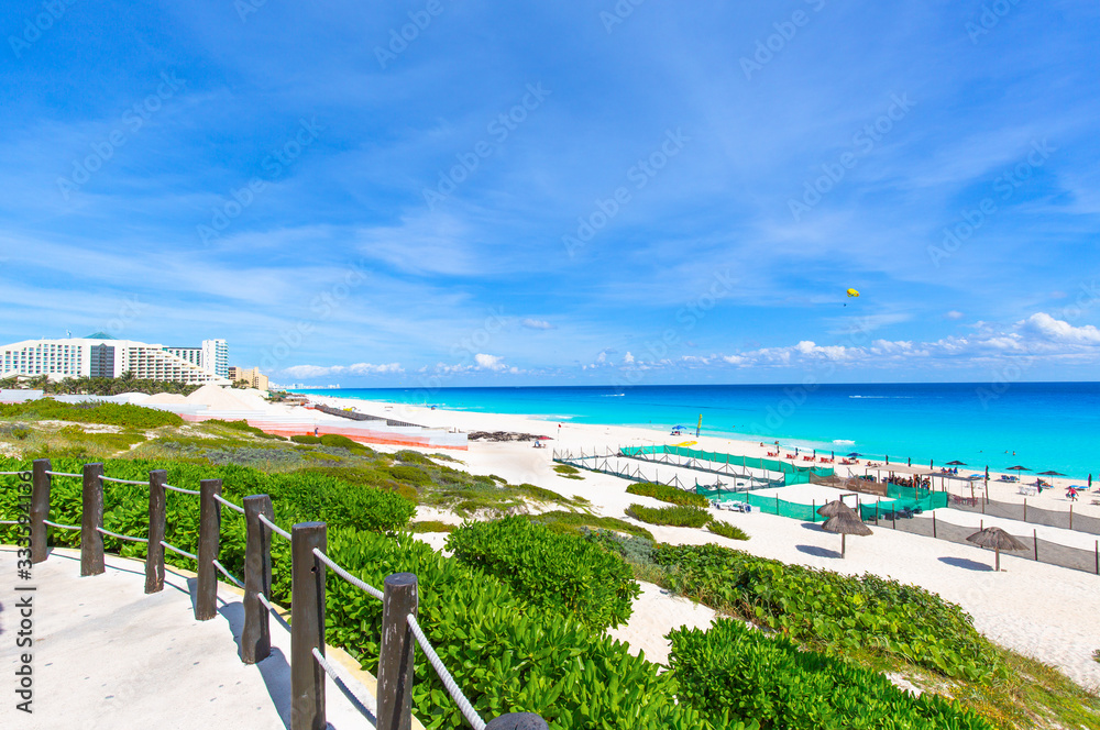 Obraz premium Playa Delfines (Dolphin Beach) nicknamed El Mirador (The Lookout) – one of the most scenic public beaches in Riviera Maya