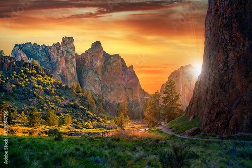 Tableau sur toile The towering cliffs at Smith Rock State Park near Bend, Oregon, USA at sunset