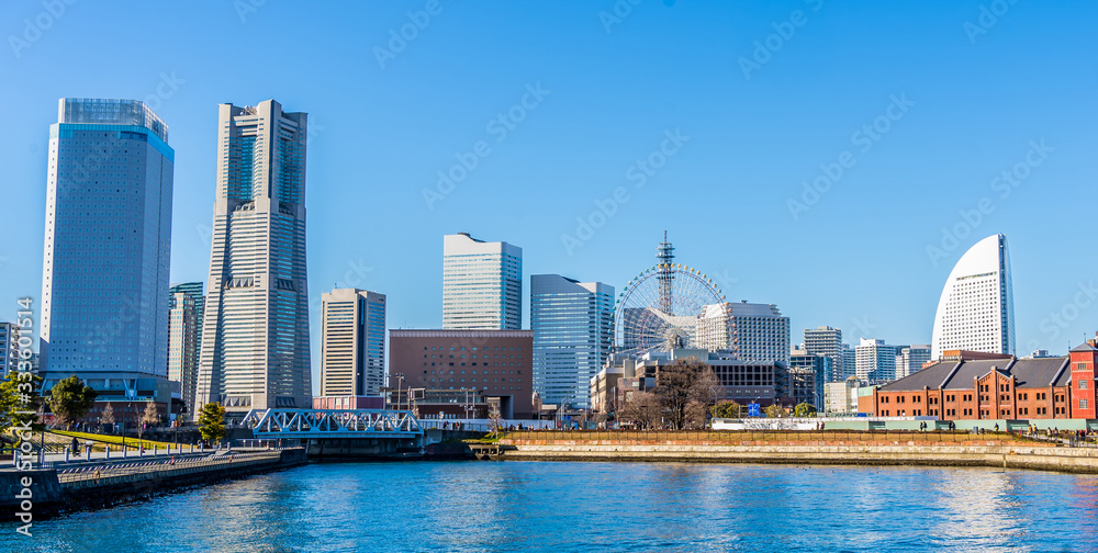 Naklejka premium 横浜 みなとみらい 赤レンガ倉庫 観覧車