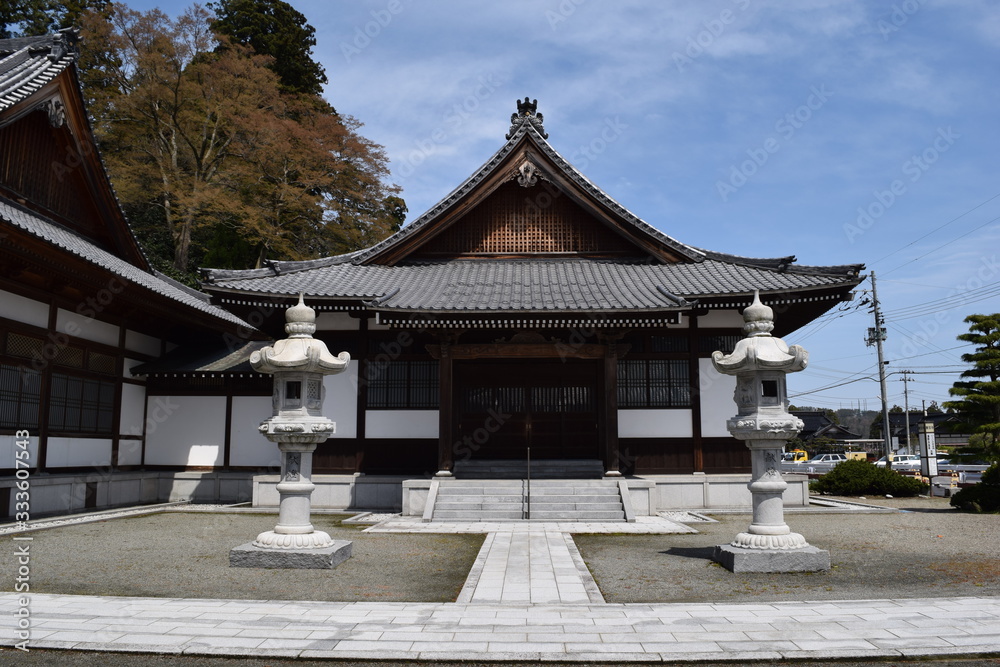 Naklejka premium 善法寺（ぜんぽうじ）／ 山形県鶴岡市にある善法寺は、2015年11月17日付で建造物６棟が正式に国の登録有形文化財になりました。登録された建造物は、江戸末期から明治の初めに建てられた龍王殿、五百羅漢堂、龍華庵、五重塔、山門、総門の６件です。善宝寺は平安時代、妙達上人が開いた龍華寺に始まる曹洞宗寺院であり、小田原の最乗寺、豊川の妙厳寺とともに曹洞宗三大祈願所のひとつです。