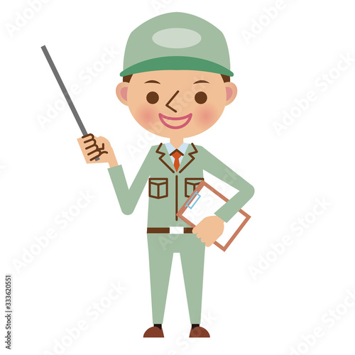 指し棒を使って解説をする作業服姿の男性