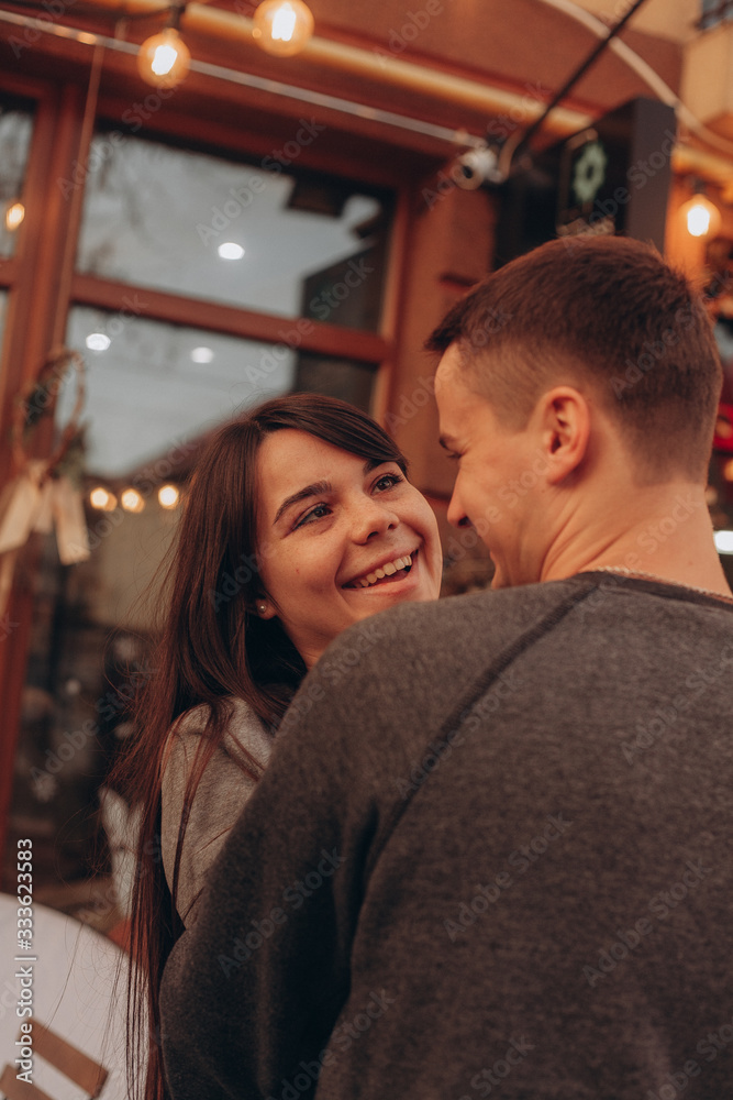 Fototapeta premium a young couple embraces in the street