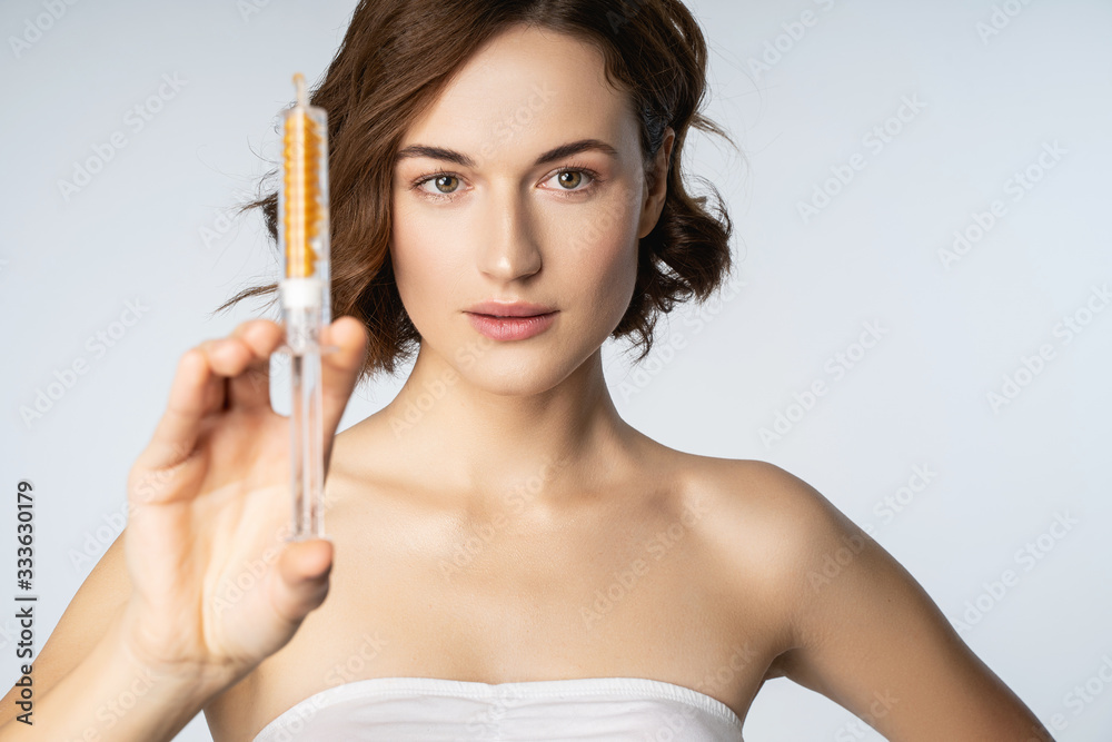 Obraz premium Attractive young female looking straight at camera