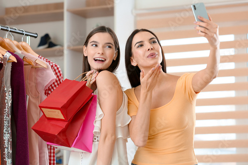 Young women taking selfie i...