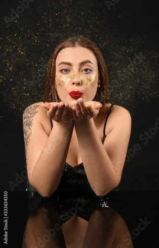Fashionable young woman wit...
