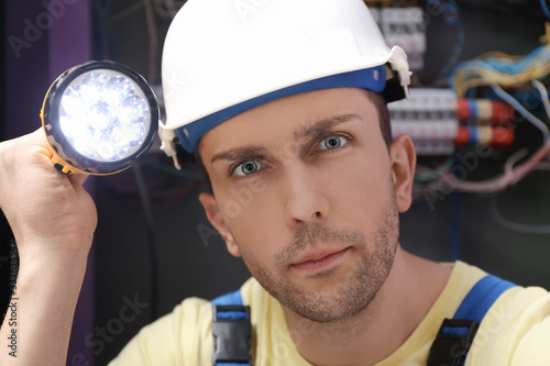 Male electrician with flash...