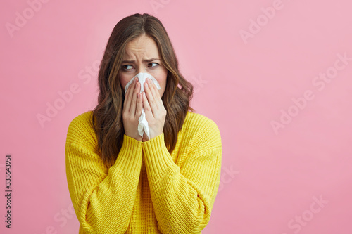 Valokuva Beautiful girl feeling sick from the corona virus covid-19 and is using a tissue