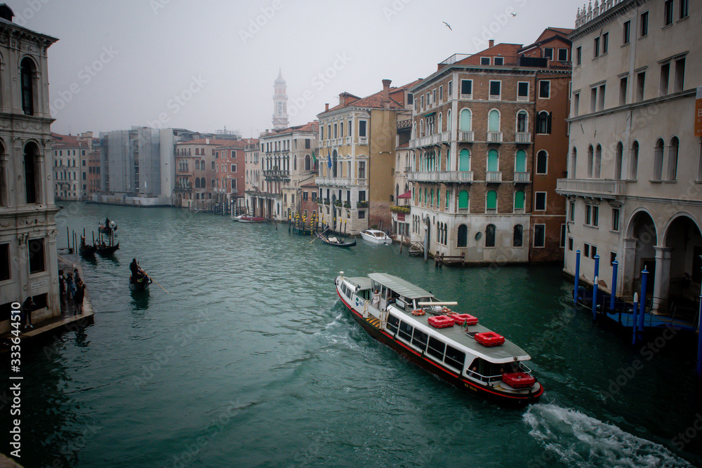 Fototapeta premium Venice in the fog in the spring