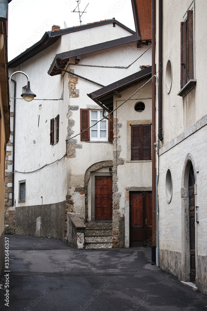 Calles vacias de la ciudad de Gandino en la provincia de Bérgamo, región de Lombardía.