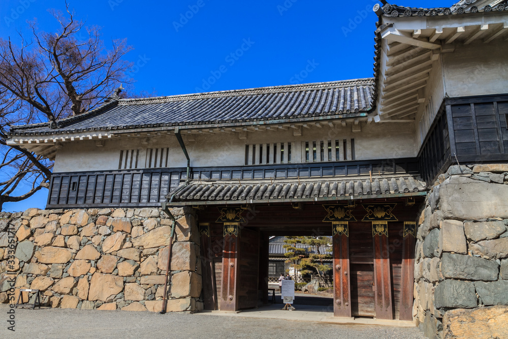 春の松本城の黒門の風景