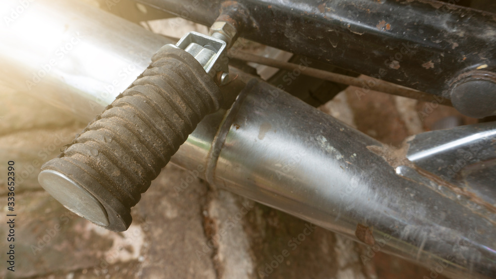 Motorcycle rear footrests, are above the pit hole Motorcycle rear footrests, are above the pit hole