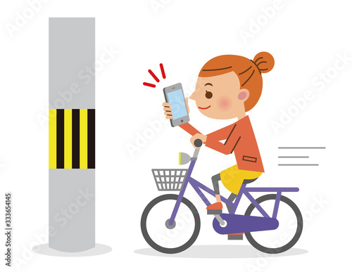 スマートフォンを操作しながら自転車を運転する女性