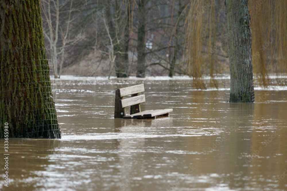 Obraz premium Treuchtlingen - Hochwasser 2018 - Bank im Wasser