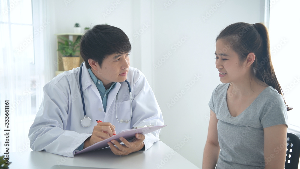 Medical concepts. The doctor was questioning the patient's condition at the hospital. 4k Resolution. Medical concepts. The doctor was questioning the patient's condition at the hospital. 4k Resolution.