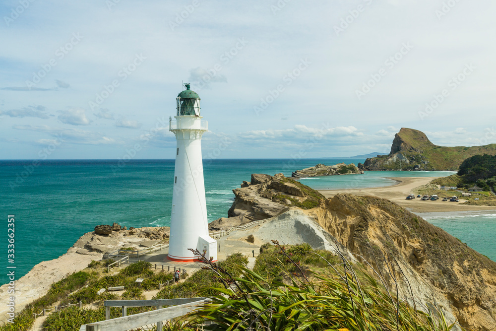 ニュージーランド　ワイララパのキャッスルポイントの灯台とキャッスル・ロック	
