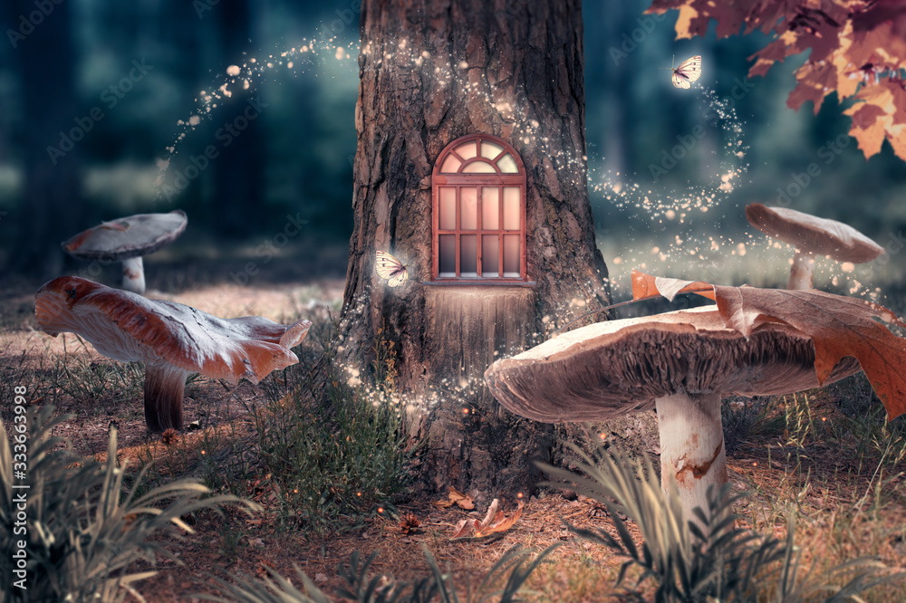 Fototapeta premium Fantazja zaczarowany bajkowy las z gigantycznymi grzybami, magicznym domem elfa lub krasnala z lśniącym oknem w dziupli sosny i latającymi bajkowymi magicznymi motylami opuszczającymi ścieżkę ze świetlistymi iskierkami