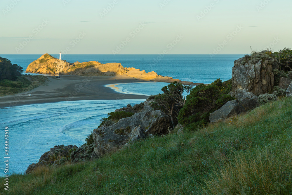 ニュージーランド　ワイララパのキャッスル・ポイントのキャッスル・ロックから見える灯台とビーチ