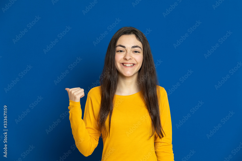Fototapeta premium Brunette young girl wearing yellow jersey