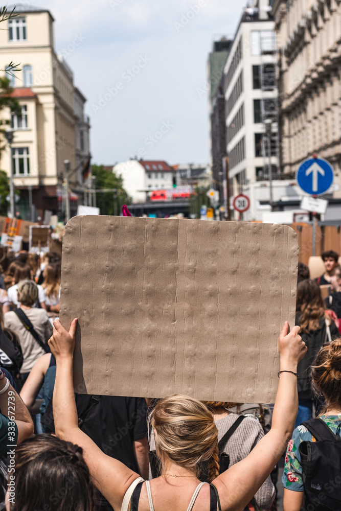 Obraz premium girl holding sign at protest