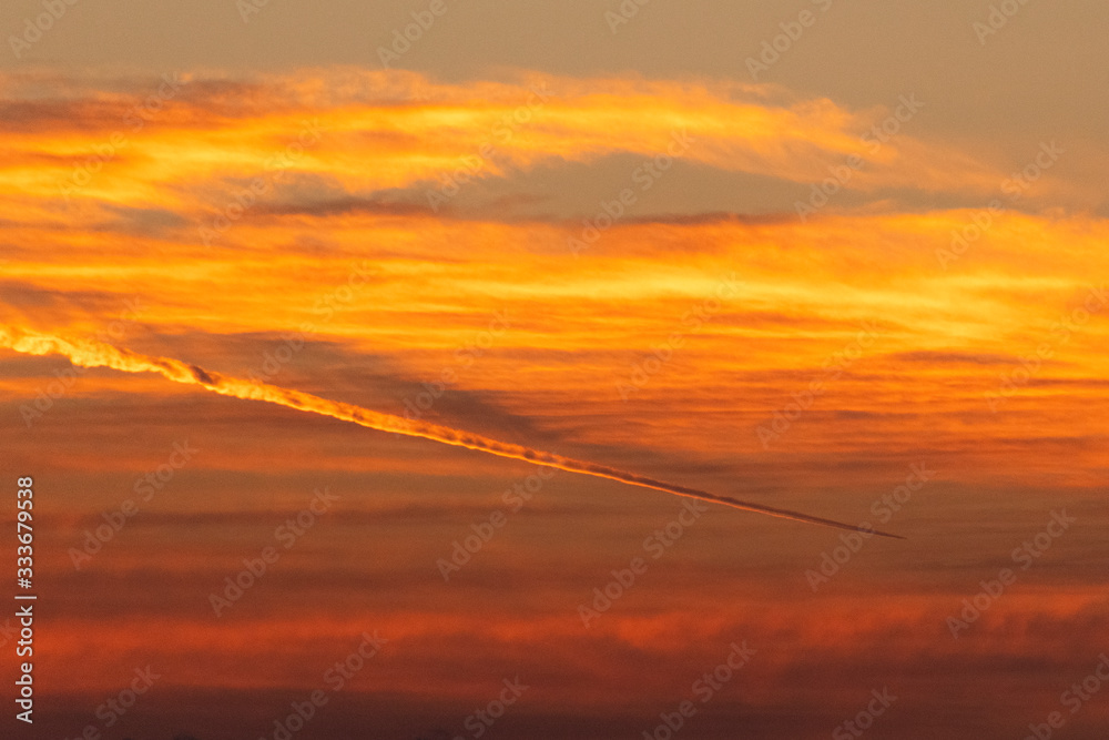 珍しい赤い飛行機雲 Stock Photo Adobe Stock