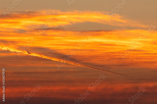 珍しい赤い飛行機雲