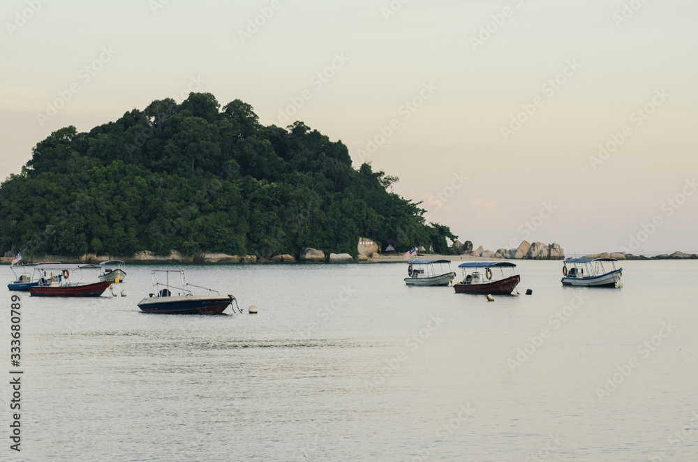 Obraz premium group of speed boat for island hoping activities moored on the Nipah Bay pangkor Island, Malaysia