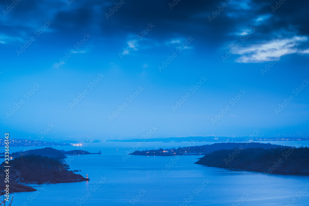 Ruch chmur w czasie niebieskiej godziny nad Oslofjord