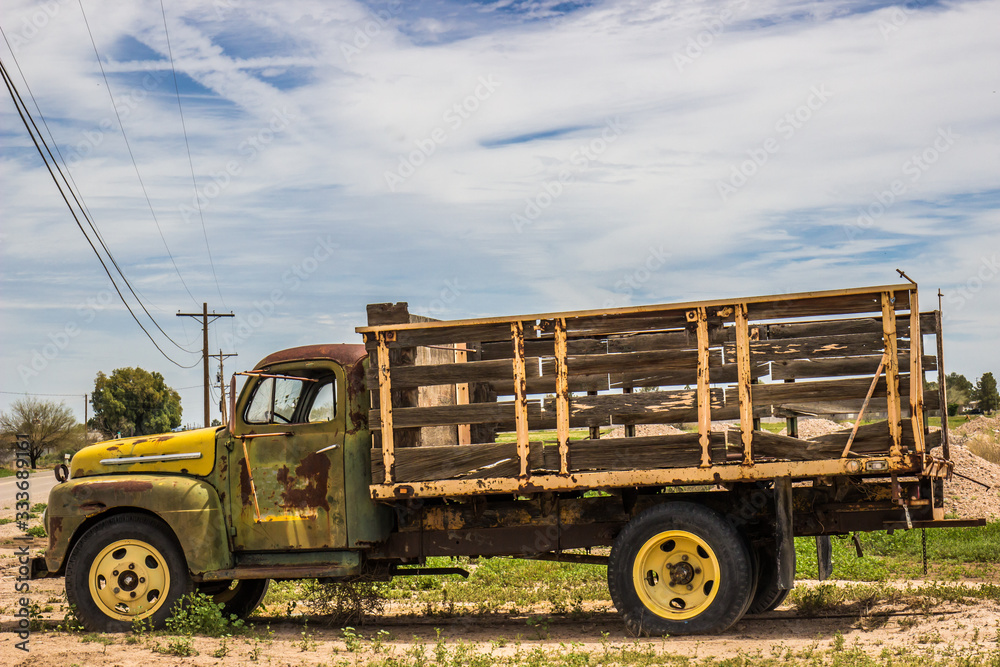 Obraz premium Old Rusted Flat Bed Truck
