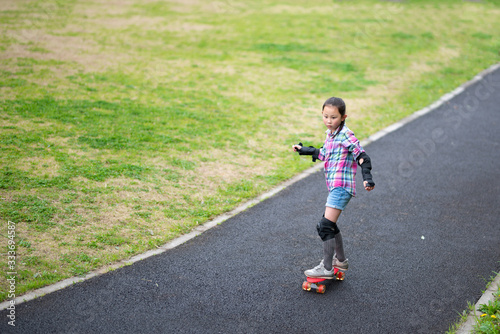 Wallpaper Mural スケートボードで遊ぶ女の子 Torontodigital.ca