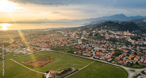 Vista aerea della citta di cavaion veronese con il lago di garda sullo safondo