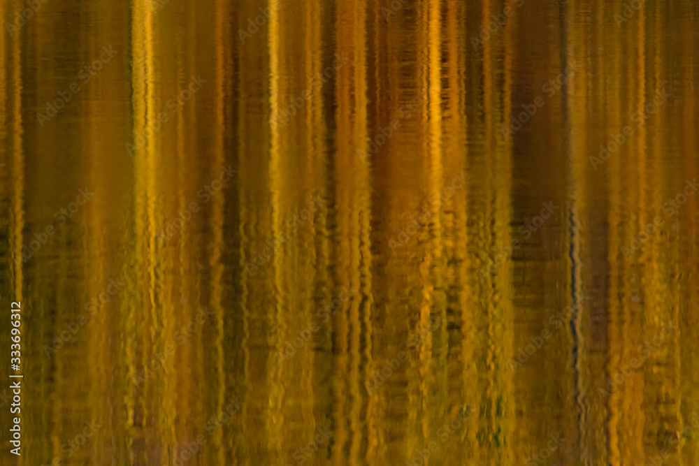 Abstrakte Spiegelung eines Waldes auf der Wasseroberfläche