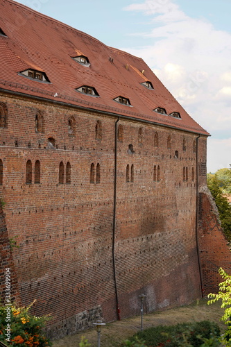 Teilansicht Burgmauer mit Fenstern 