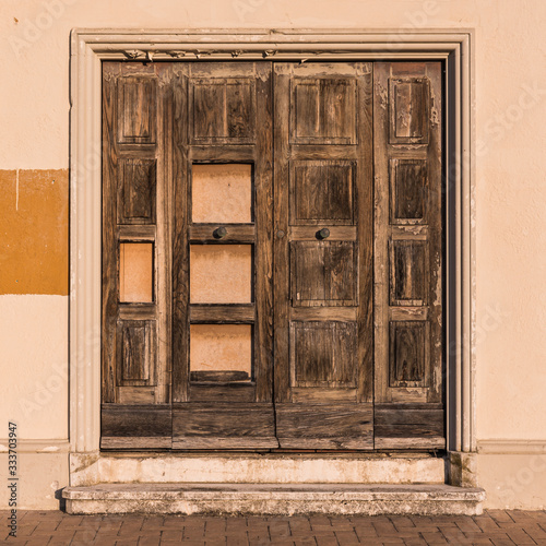 Obraz na płótnie An old door on a derelict and abandoned building in Senigallia, Italy w salonie