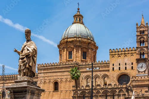Statue facing Palermo Cathedral, Sicily © Fabio Lotti