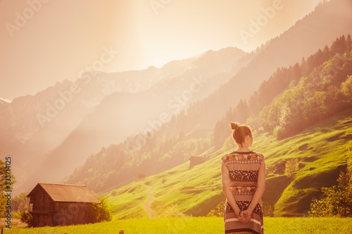 Frau mit Buntem Kleid in Schweizer Berglandschaft